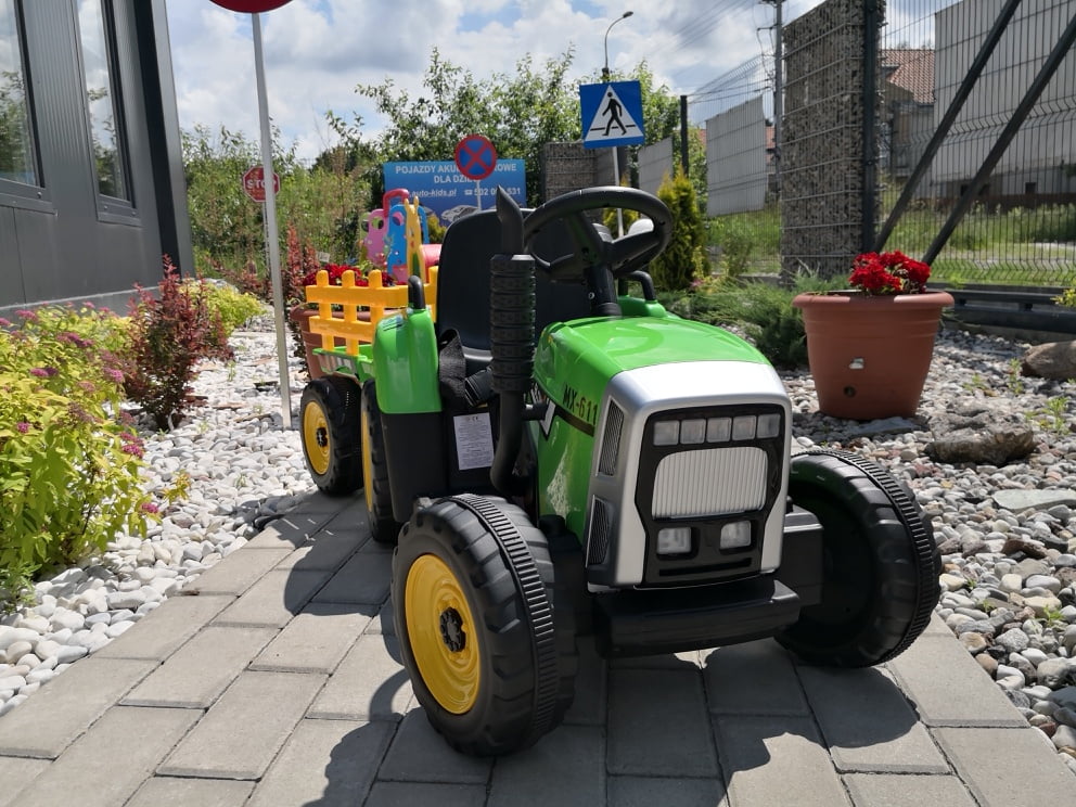 traktorek z przyczepą